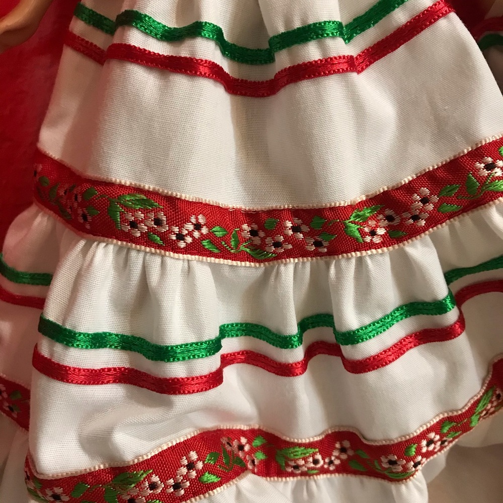 Festivals of the World Cinco De Mayo Barbie Doll - Picture 4 of 5
